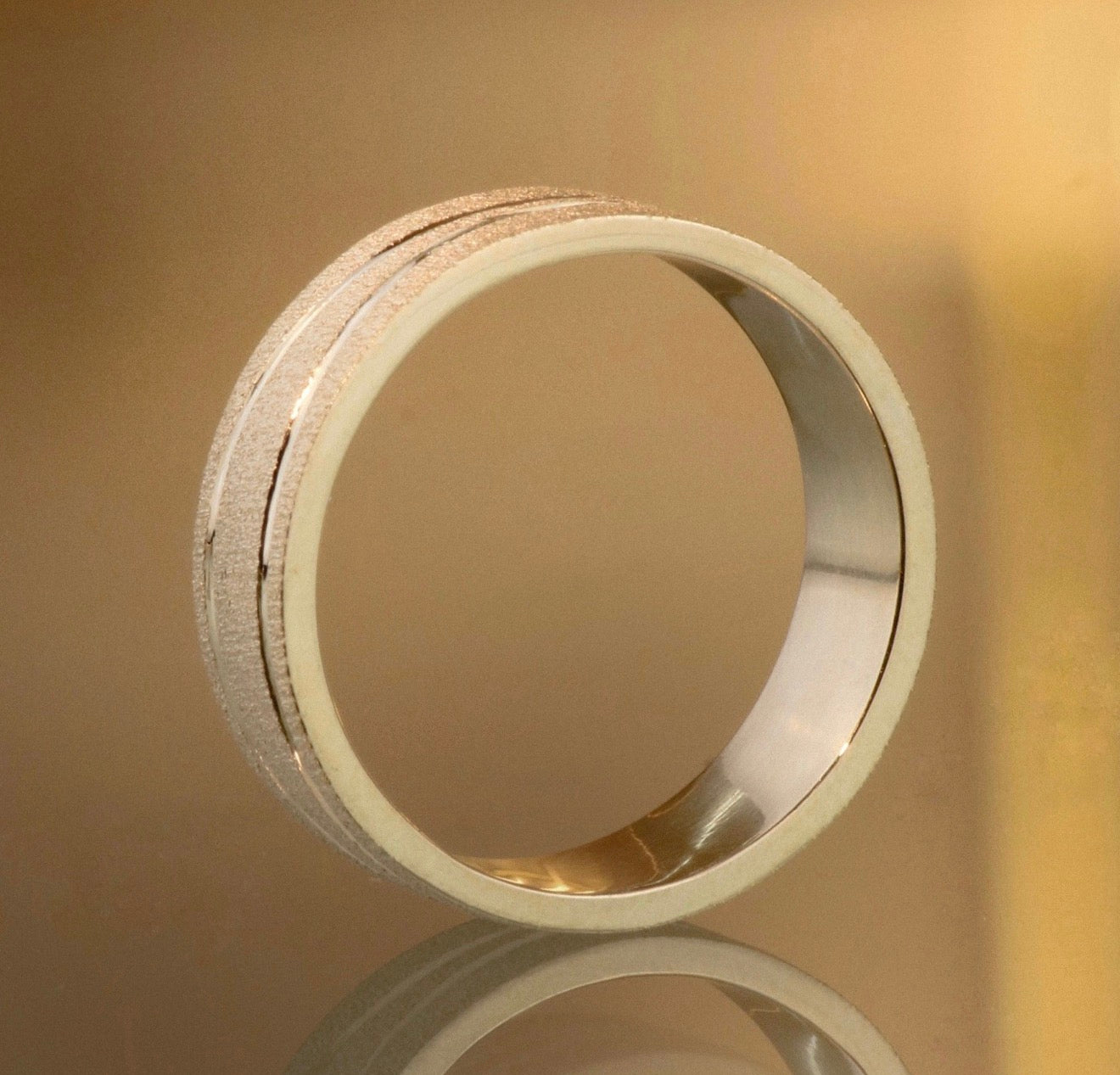 Anillo argollas arenado líneas curvas Oro amarillo 18K | Talla 7/10 | 13,84 gr
