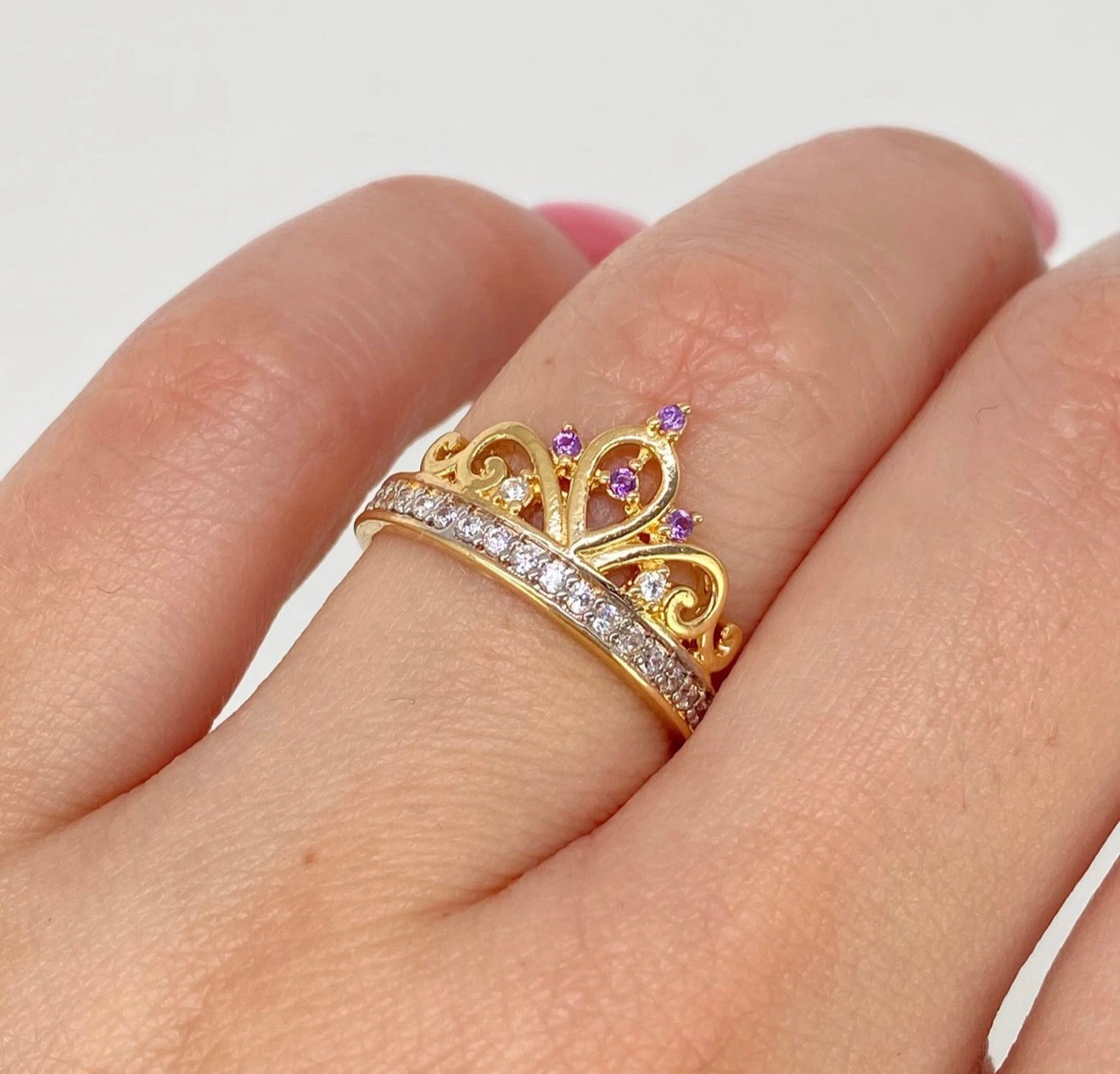 Anillo corona 15años circones lila y blancos Oro amarillo 18K / Talla 6 / 3 gr*