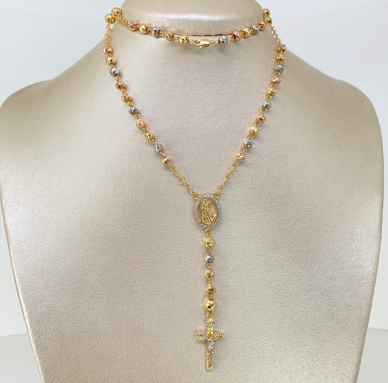 Rosario Virgen Maria circones blancos / bolas diamantadas 5 / 4 mm Tres Oros 18K / 11,12 gr / 55 cm *+