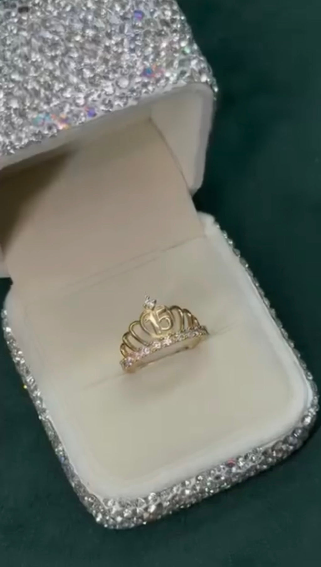 Anillo 15años corona personalizado con circones Oro amarillo 18K / Talla 5 / 4gr