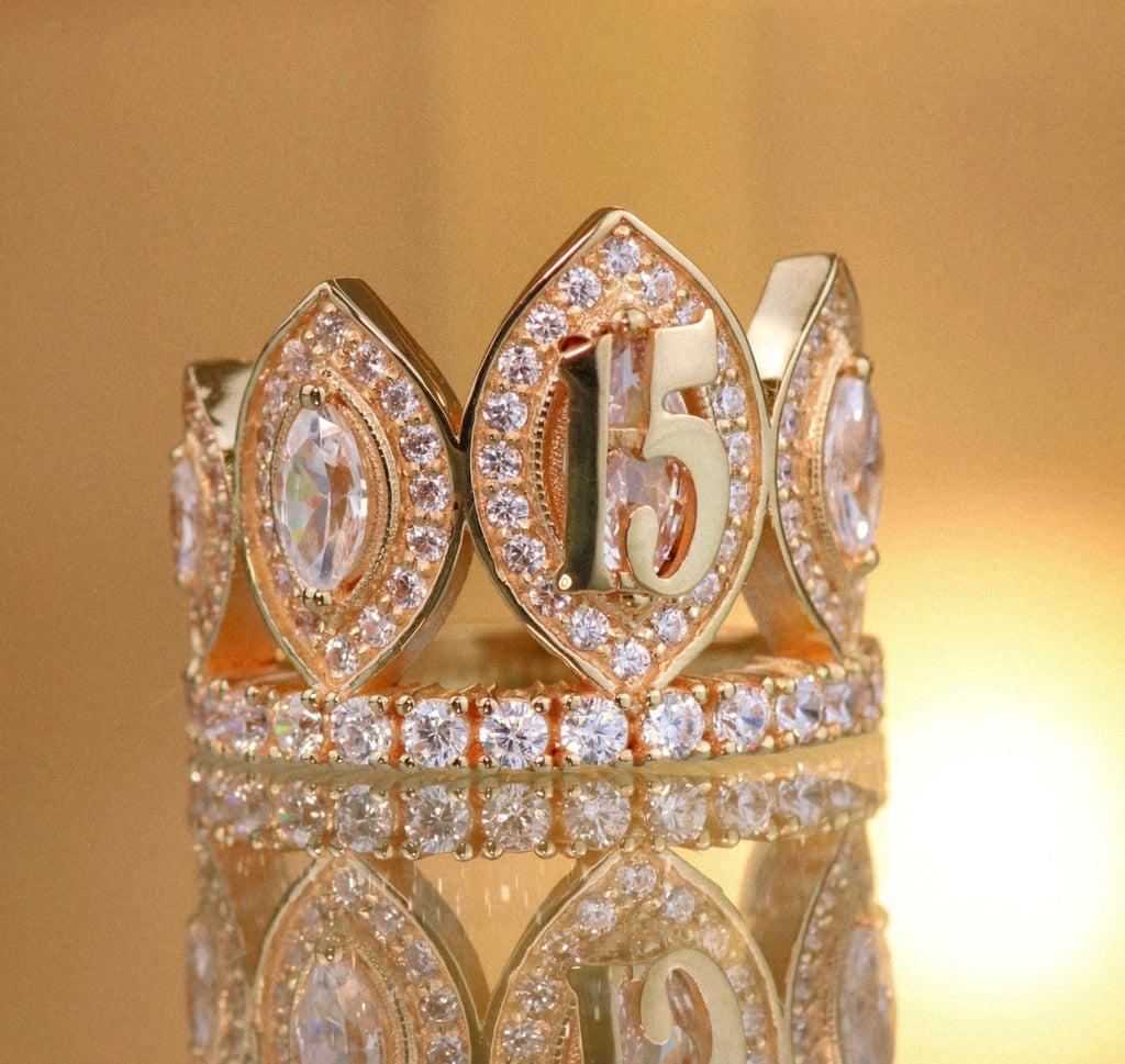 Anillo 15años con circones Oro amarillo 18K / 9gr / talla 6